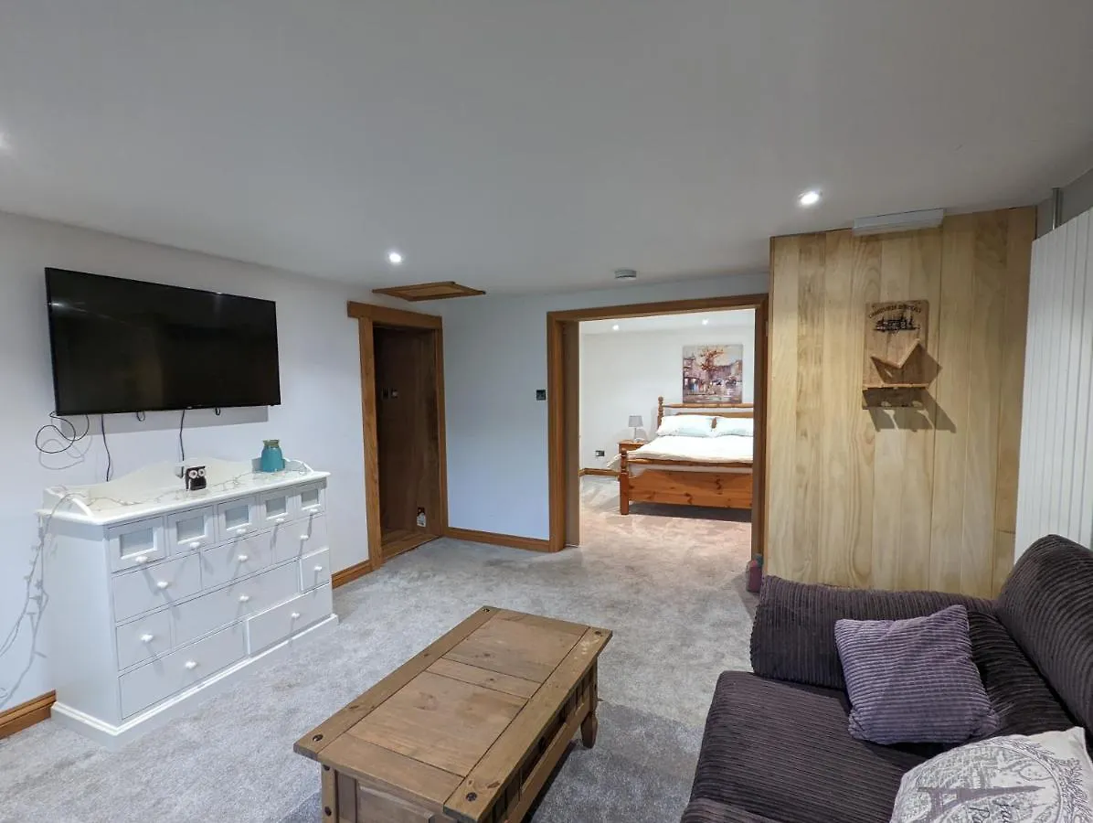 Beautiful Rural Cottage With Secure Garden Bradley